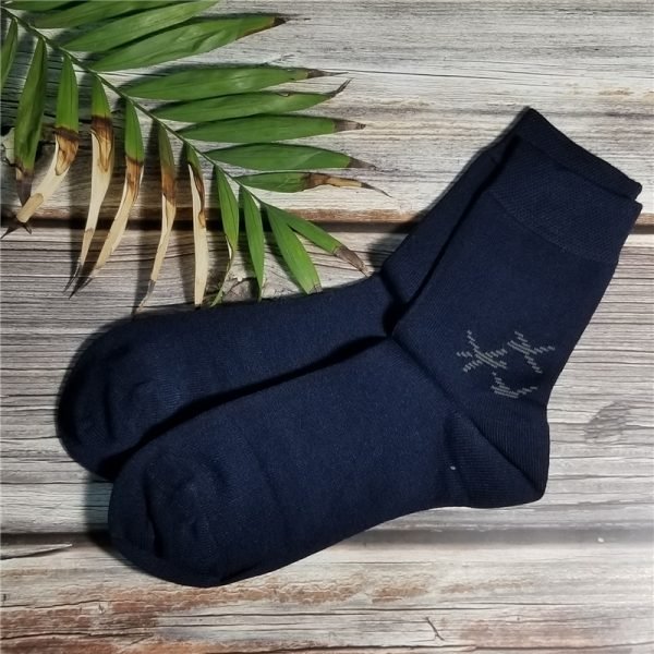 1 pair of crew socks with leaves